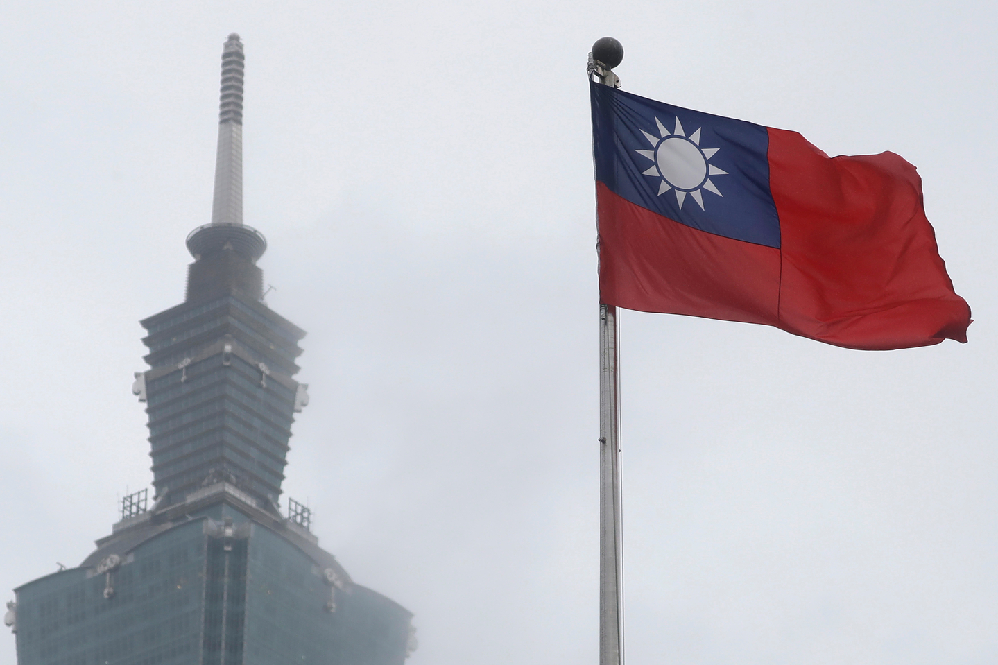 A Taiwan national flag flutters near the Taipei 101 building at the National Dr. Sun Yat-Sen Memorial Hall in Taipei on May 7, 2023. [AP/YONHAP]