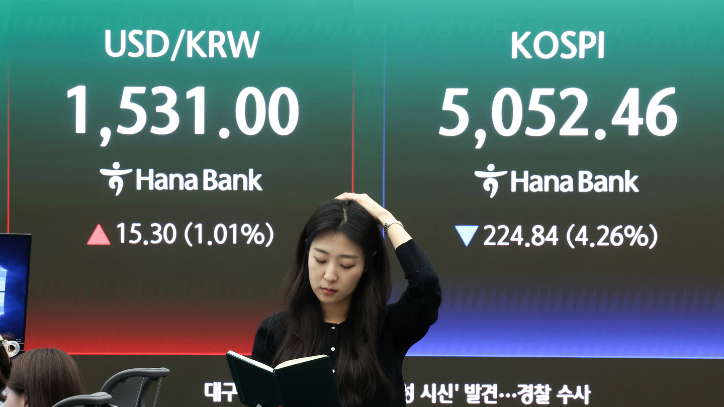 Electronic display boards show Korea's financial market at Hana Bank's trading room in central Seoul on March 31. The Kospi retreated 4.26 percent to 5,052.46 while tech-heavy Kosdaq slipped 4.94 percent to 1,052.39. [NEWS1]