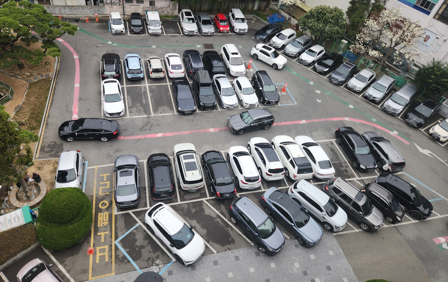 Vehicles are parked at a parking lot of the Haeundae District Office in Busan on March 25. [YONHAP]