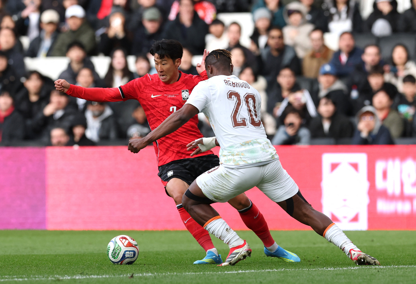 Korea's Son Heung-min, left, vies for the ball during a friendly against Ivory Coast at Stadium MK in Britain on March 28. [REUTERS/YONHAP] 