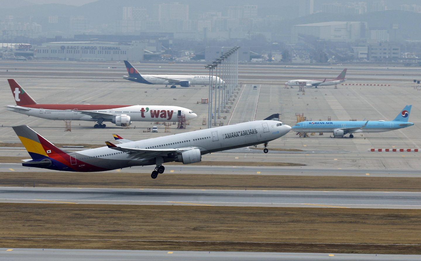 An Asiana Airlines passenger airplane moves for takeoff at the apron of Incheon International Airport on March 30. [NEWS1]