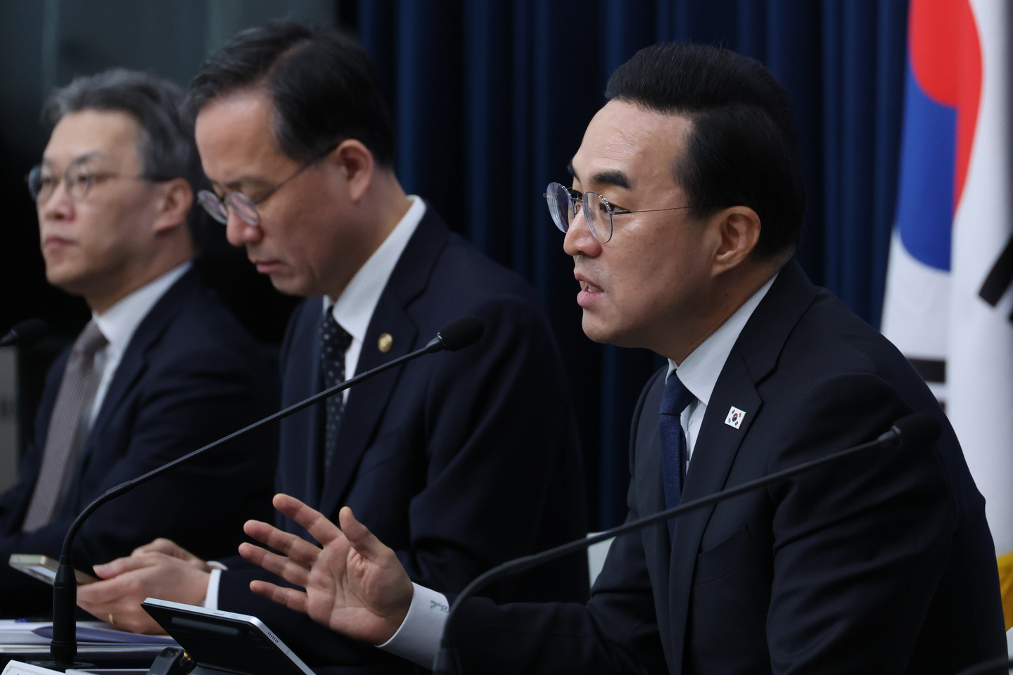 Minister of Planning and Budget Park Hong-keun holds a briefing on the 2026 supplementary budget proposal to respond to the Middle East crisis at the Government Complex Sejong in Sejong on March 27. [YONHAP]