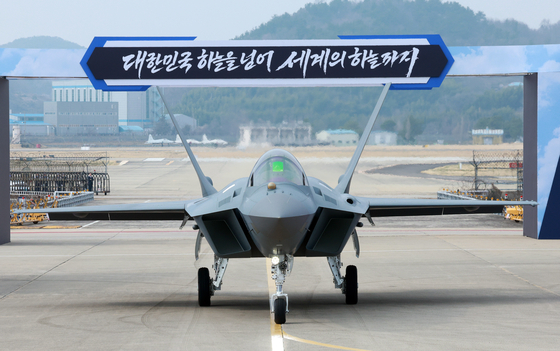 The KF-21 fighter jet at the launching ceremony on March 25 at the Korea Aerospace Industries headquarters in Sacheon, South Gyeongsang. [JOINT PRESS CORPS]
