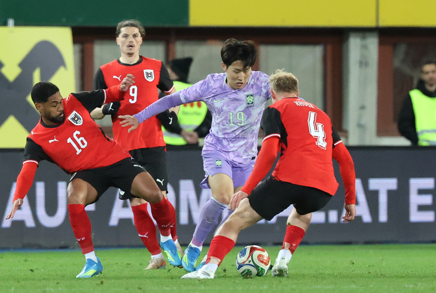 Lee Kang-in, center, tries to dribble past Phillipp Mwene, left, and Xaver Schlager of Austria during the teams' friendly football match at Ernst-Happel-Stadion in Vienna on March 31. [YONHAP] 