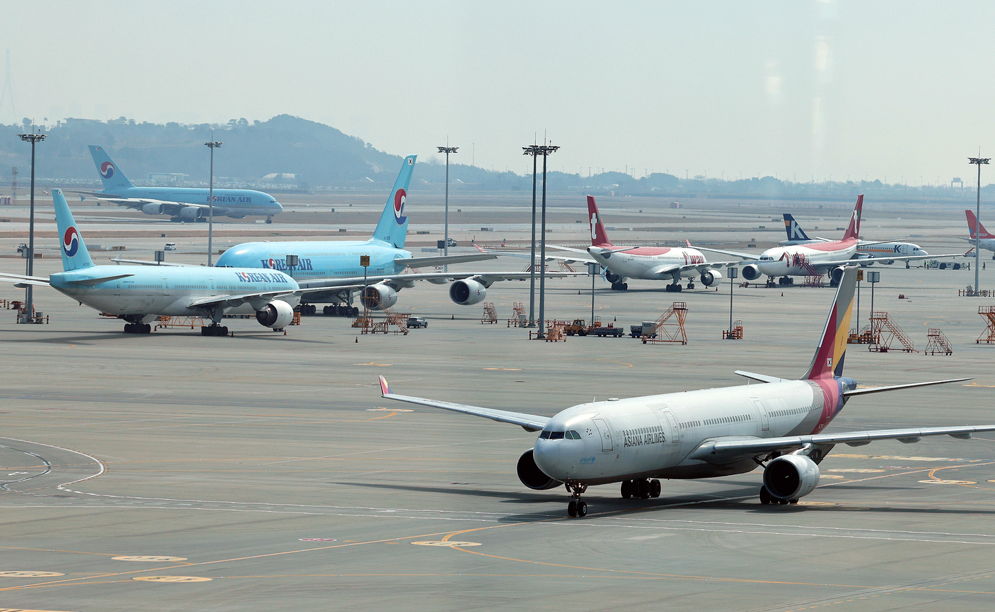 Passenger airplanes are seen before departure at Incheon International Airport on March 22. [NEWS1]