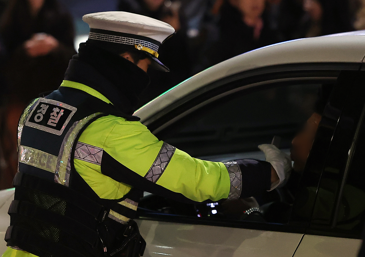 A police officer tests a driver for driving under the influence during a special crackdown on drunk and drugged driving in Gwanak District, southern Seoul, on Dec. 3, 2024. [NEWS1]