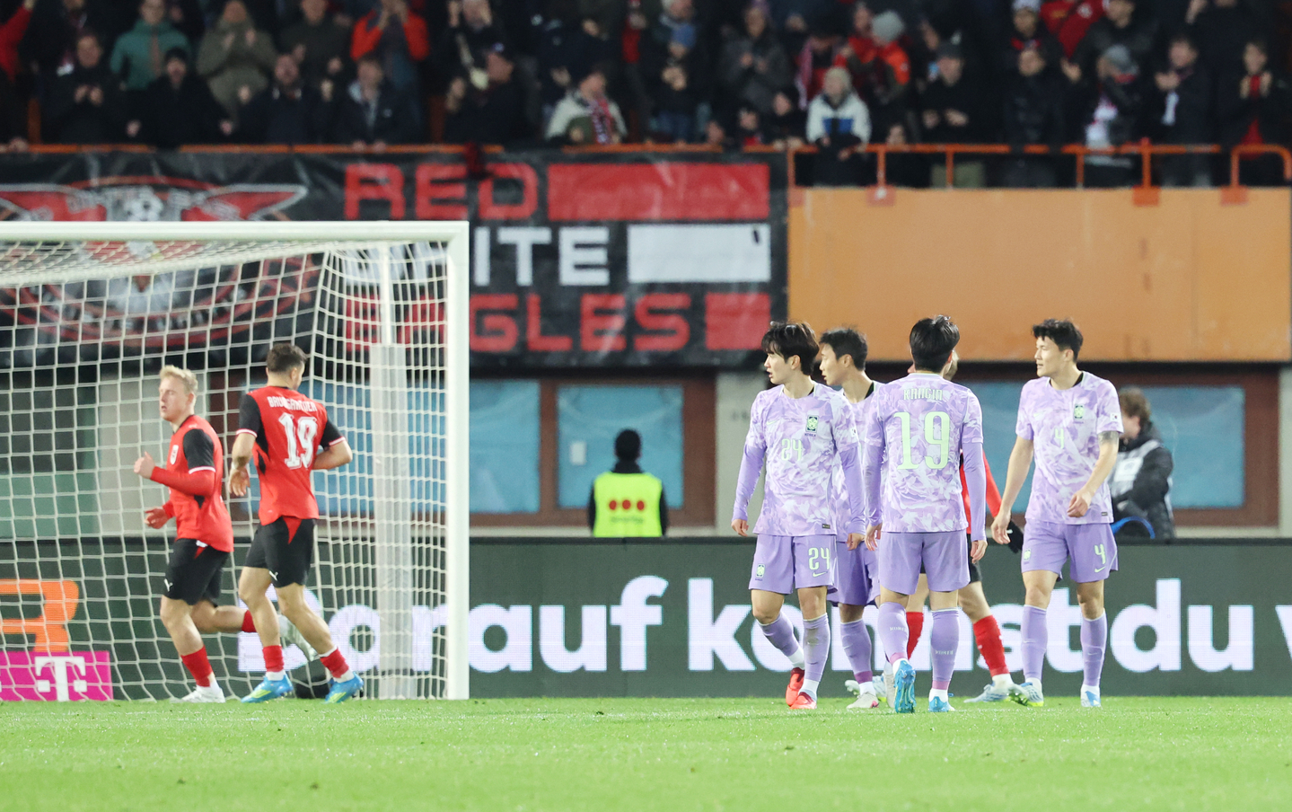 Korean players, right, react to a goal by Marcel Sabitzer of Austria during the teams' friendly football match at Ernst-Happel-Stadion in Vienna on March 31. [YONHAP] 