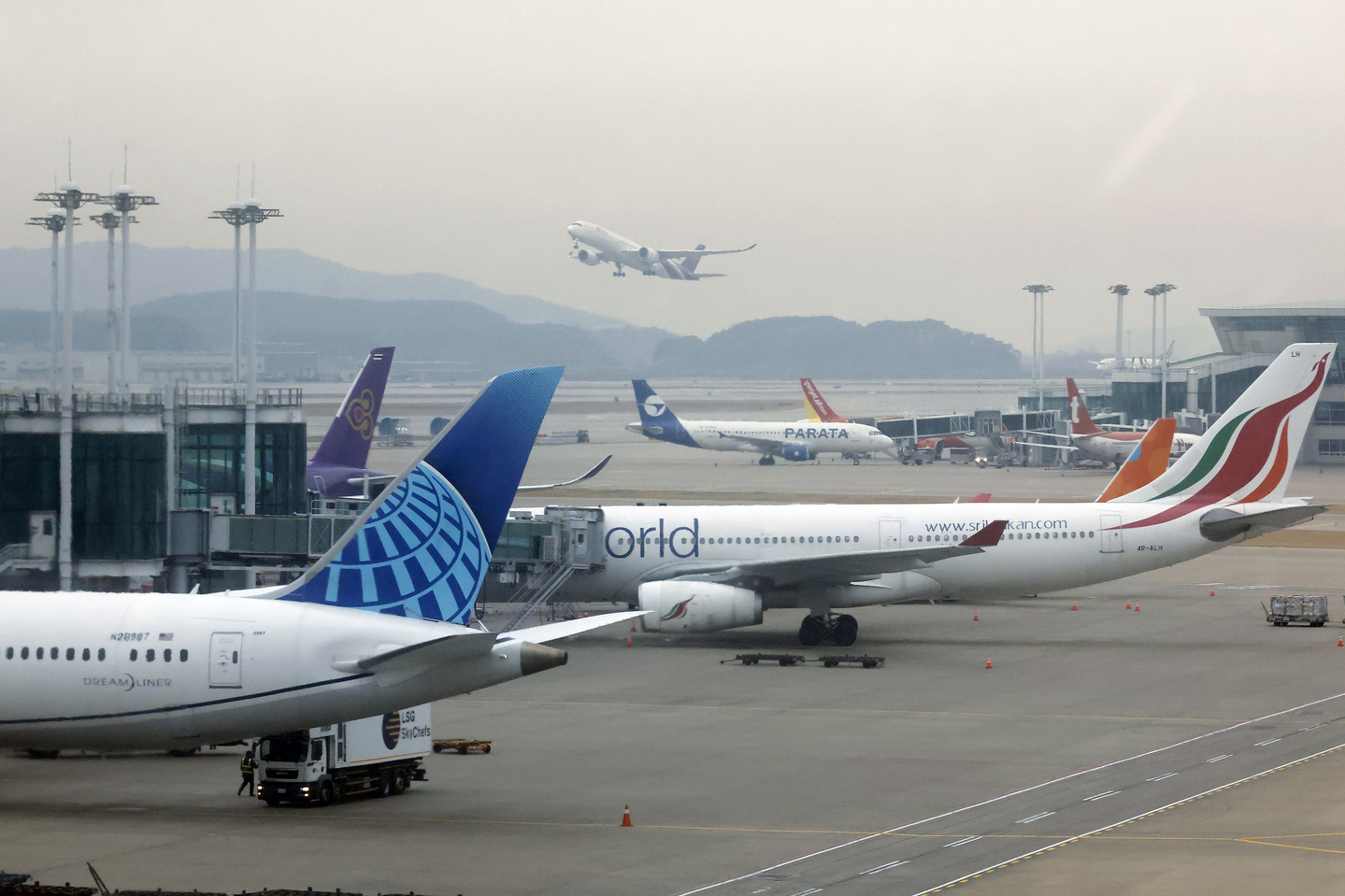 Passenger airplanes are seen before departure at Incheon International Airport on March 30. [NEWS1]