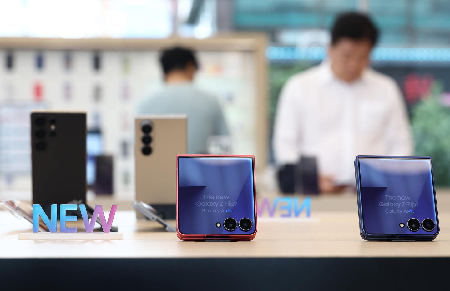 Samsung Electronics' Galaxy Z Flip 7 and Galaxy Z Fold 7 smartphones are displayed at a store in southern Seoul in this file photo taken on July 15, 2025. [YONHAP]