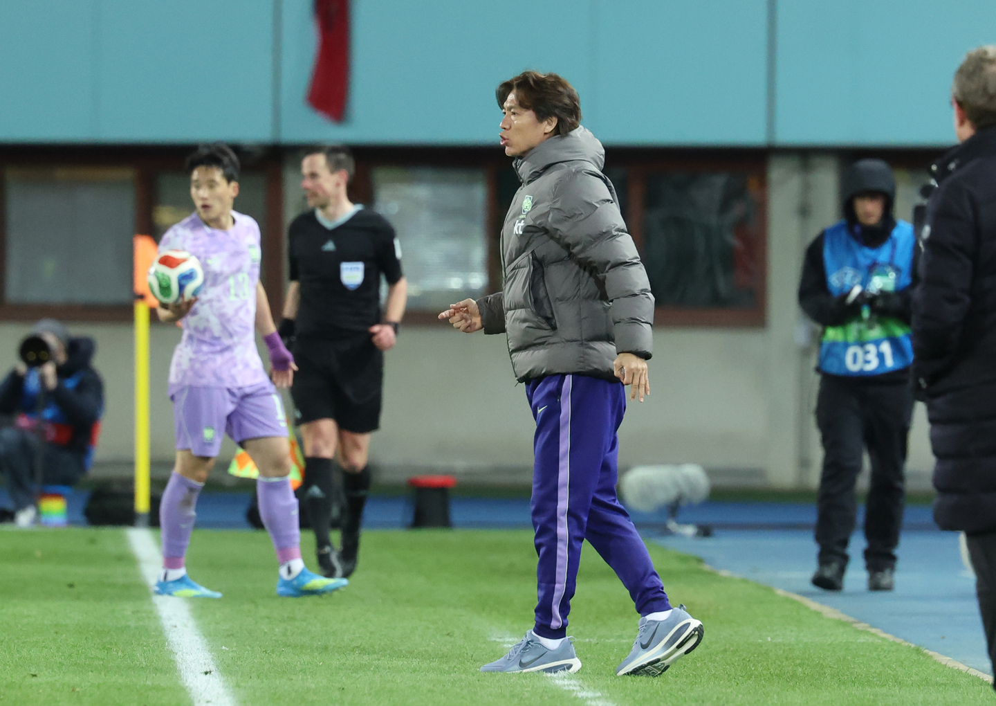 Head coach Hong Myung-bo, center, gives instructions to his players during a friendly football match against Austria at Ernst-Happel-Stadion in Vienna on March 31. [YONHAP] 