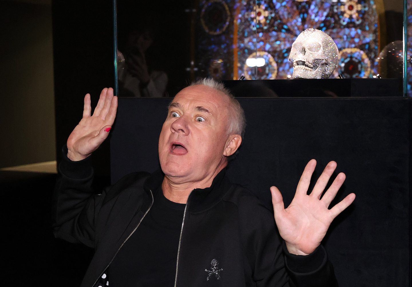 Damien Hirst poses with his much-contested “For the Love of God” (2007), a platinum skull encrusted with 8,601 diamonds and set with human teeth, displayed at the National Museum of Modern and Contemporary Art's exhibit “Nothing Is True But Everything Is Possible” in Jongno District, central Seoul, on March 19. [NEWS1]