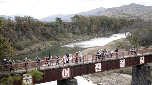 This image, provided by the Cheorwon County Office, shows visitors walking a section of the DMZ Peace Trail in the county in Gangwon. [YONHAP] 