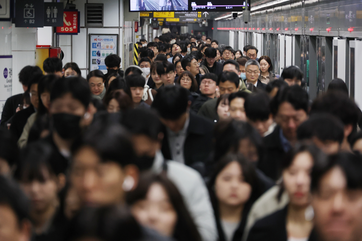 Commuters crowd a subway station in Seoul on March 17. [YONHAP]