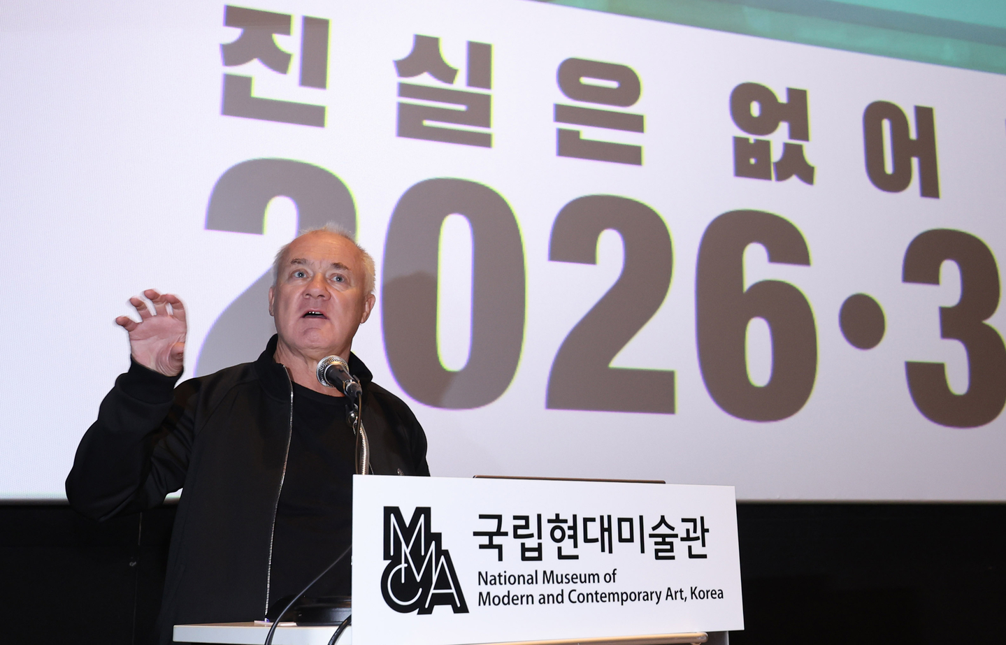 Damien Hirst speaks to reporters about his show “Nothing Is True But Everything Is Possible” at the National Museum of Modern and Contemporary Art in Jongno District, central Seoul, on March 19. [NEWS1]