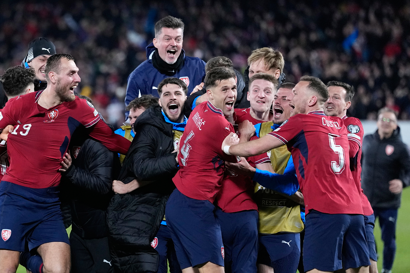 Czechia players celebrate after winning a penalty shootout at the end of the World Cup qualifying playoff final soccer match between Czechia and Denmark in Prague on March 31. [AP/YONHAP]