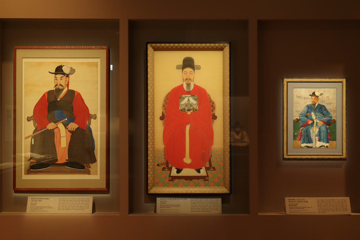 Historic portraits hang in ″The Great Admiral Yi Sun-sin″ exhibition at the National Museum of Korea in Yongsan District, central Seoul, on Jan. 21. [NATIONAL MUSEUM OF KOREA]