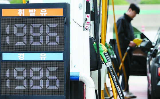 A customer fuels his car at a gas station in southern Seoul on April 1, when the oil prices rose to near 2,000 won per liter ($4.93 per gallon). [YONHAP] 