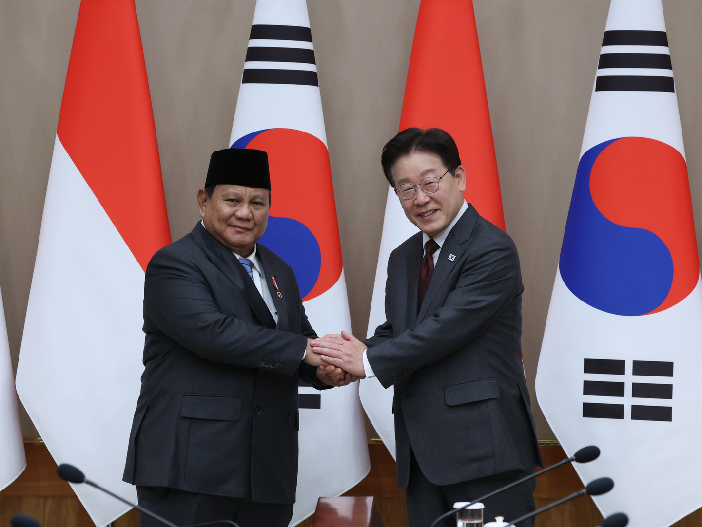 Korean President Lee Jae Myung, right, and Indonesian President Prabowo Subianto shakes hands during their bilateral summit at the Blue House in central Seoul on April 1. [JOINT PRESS CORPS]