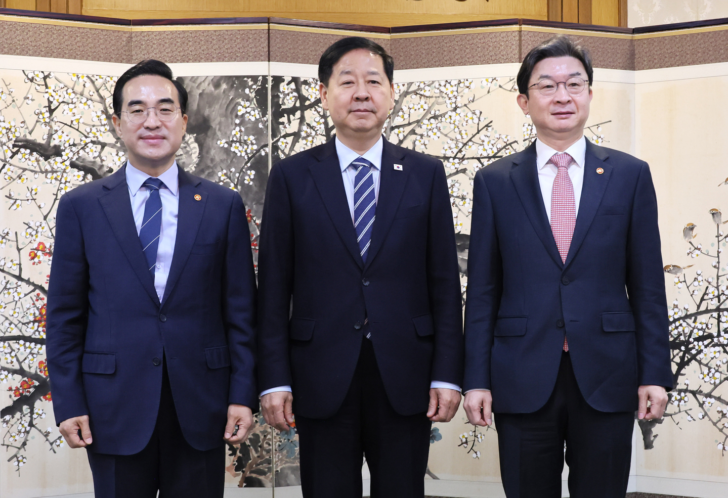 Budget Minister Park Hong-keun, left, Finance Minister Koo Yun-cheol, center, and Financial Services Commission Chairman Lee Eog-weon hold their inaugural macroeconomic policy consultation meeting at Government Complex Seoul in central Seoul on April 1. [YONHAP]