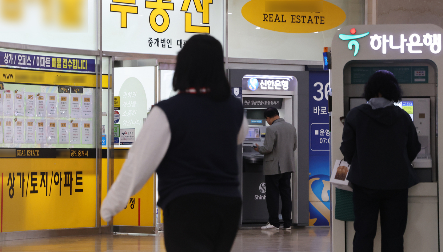 A leasing office and an ATM are seen in Gangnam District, southern Seoul, on April 1. [YONHAP]