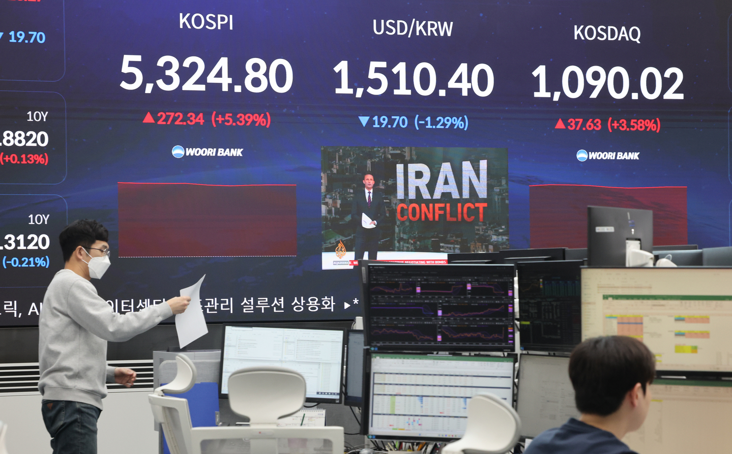 A trading room at Hana Bank in central Seoul on April 1 [YONHAP]