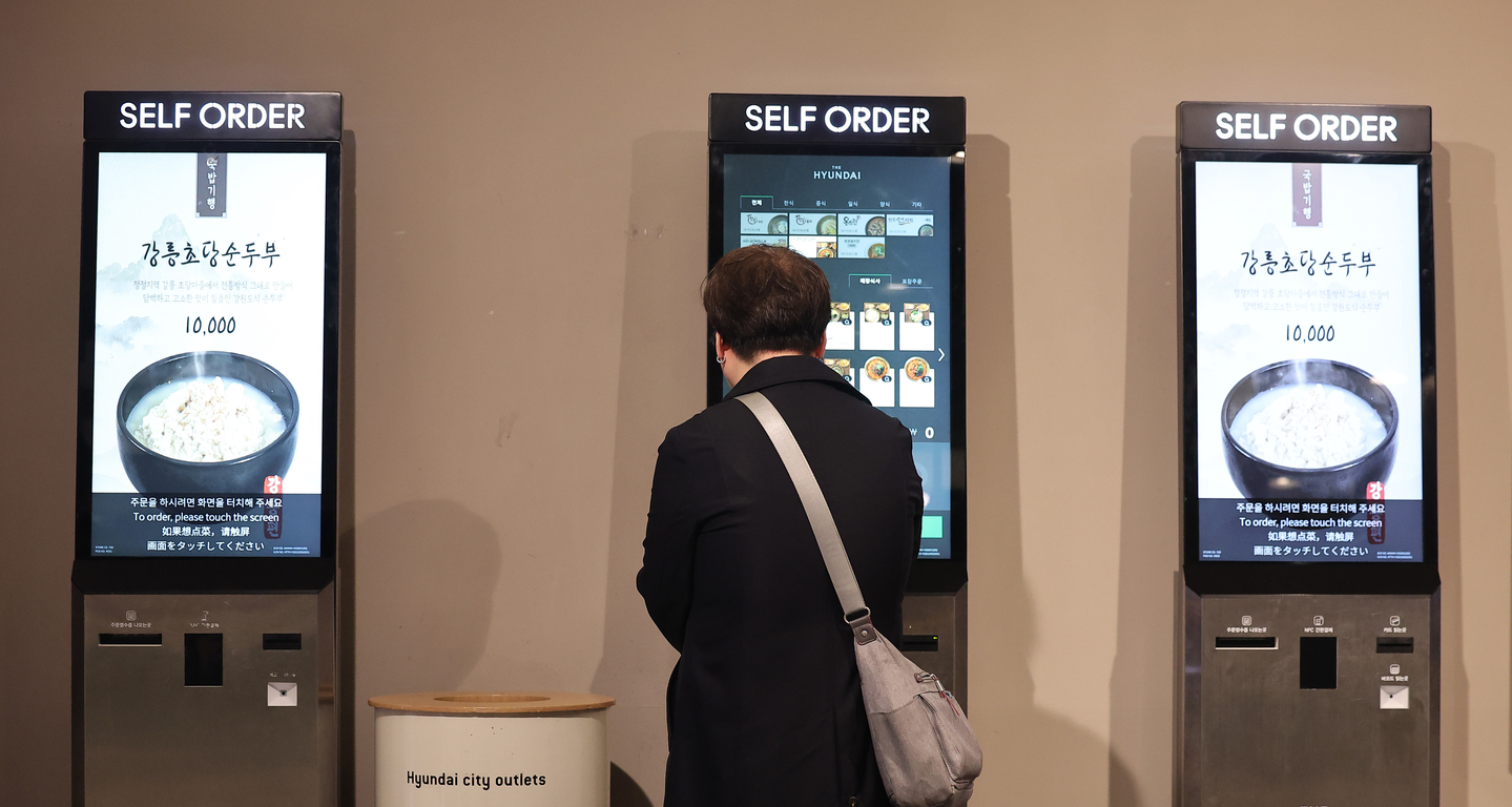 A customer uses a kiosk at a food court in a Seoul shopping mall on March 27, 2025. [NEWS1]