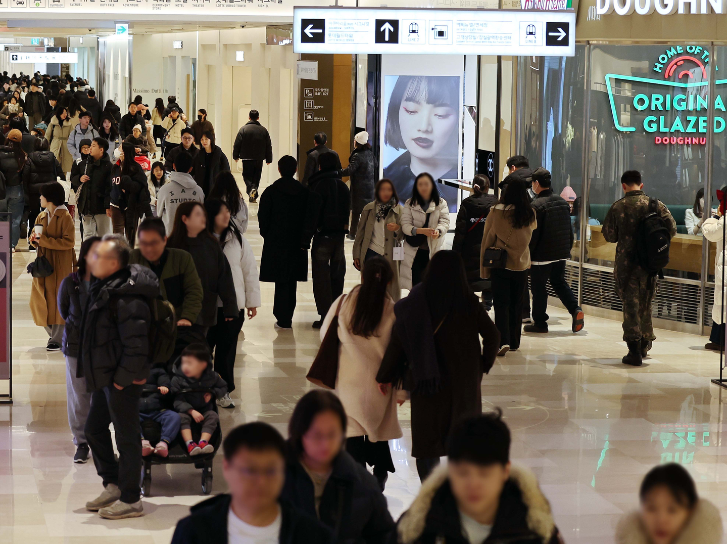 Shoppers are seen at a large mall in Seoul on Jan. 25. [YONHAP]