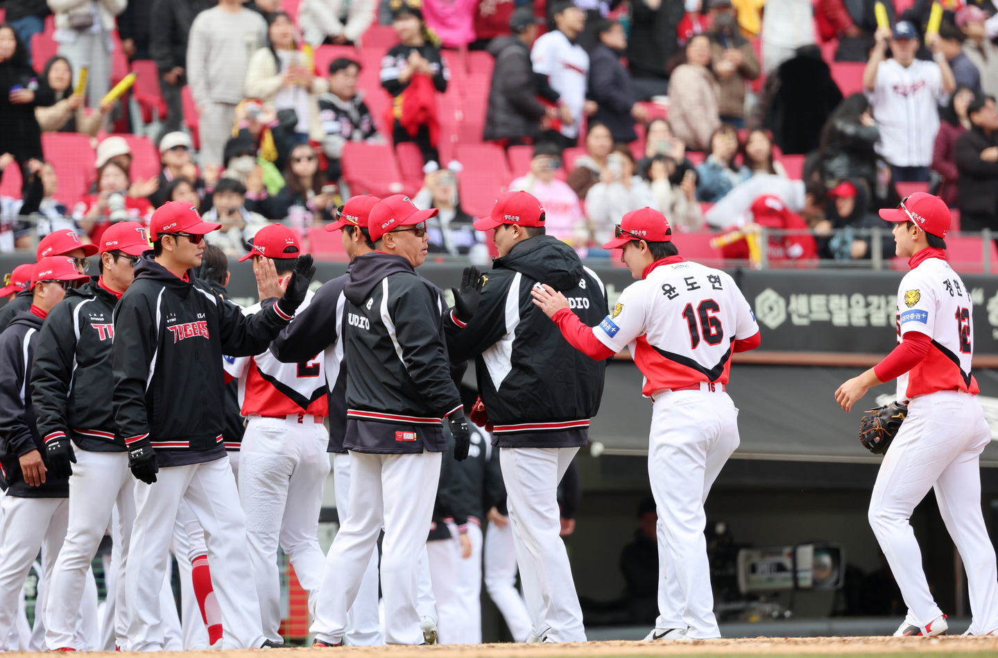 Kia Tigers manager Lee Bum-ho and coaching staff high-five players after a 9-4 win over the SSG Landers in a preseason game at Gwangju-Kia Champions Field on March 12. [YONHAP]