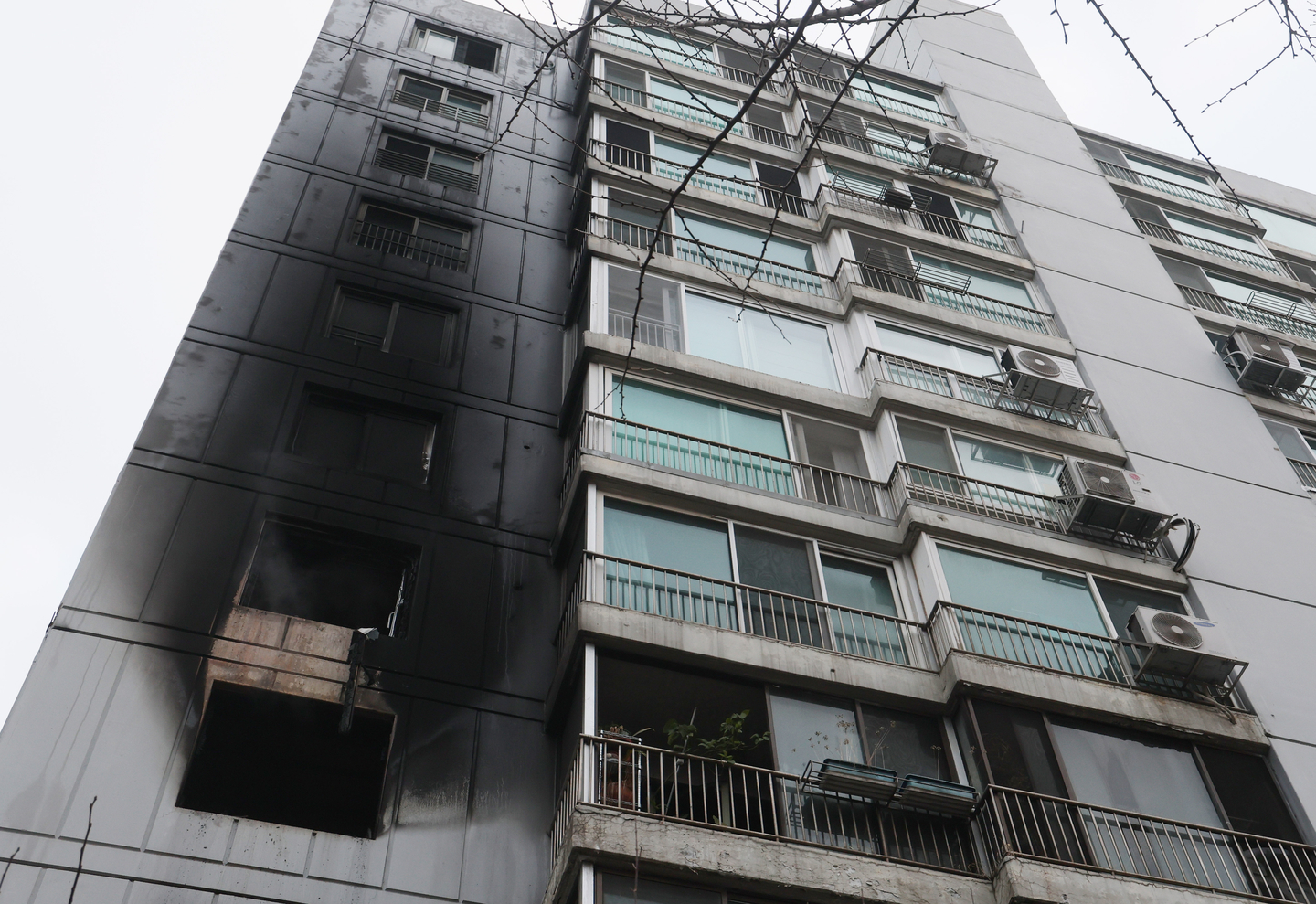 Fire damage blackens an apartment in Songpa District, southern Seoul, on Dec. 24, 2025. The photo is unrelated to the story. [YONHAP]