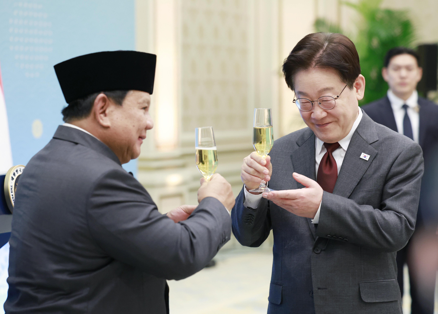 Korean President Lee Jae Myung, right, and Indonesian President Prabowo Subianto toast at the state luncheon at the Blue House in central Seoul on April 1. [JOINT PRESS CORPS]