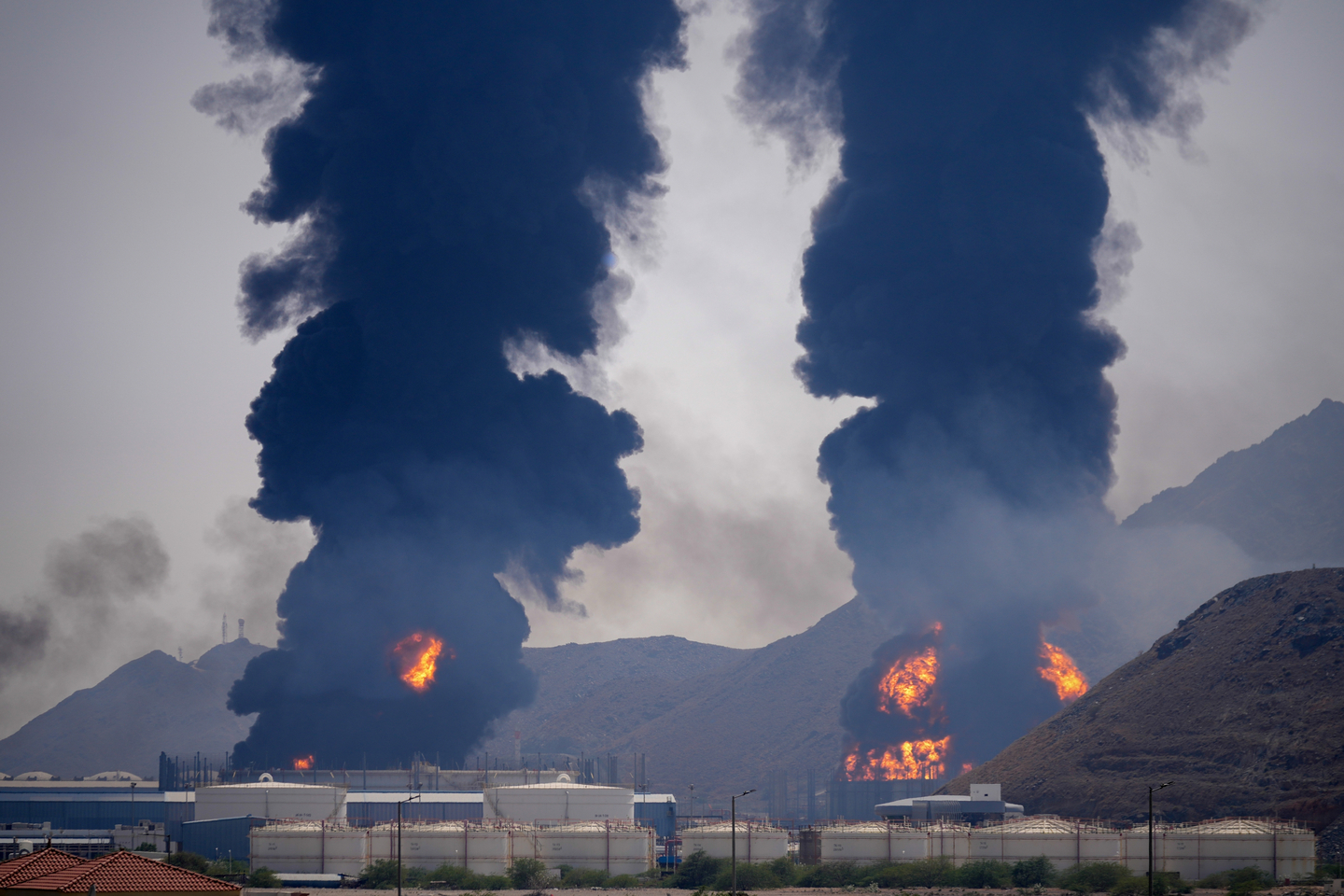Plumes of smoke and fire rise after debris from an intercepted Iranian drone struck an oil facility, according to authorities, in Fujairah, United Arab Emirates, on March 14. [AP/YONHAP]