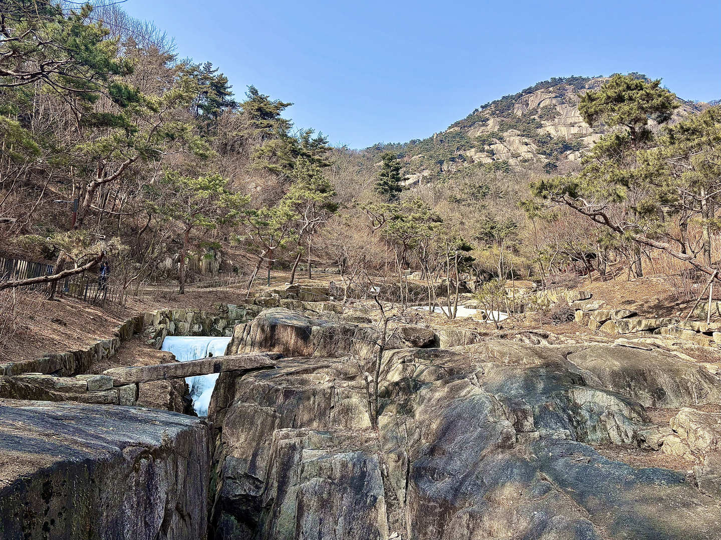 Suseongdong Valley and the Girin Bridge is pictured in Okin-dong, a Seochon neighborhood in Jongno District, central Seoul, on Feb. 20. [LEE JIAN]