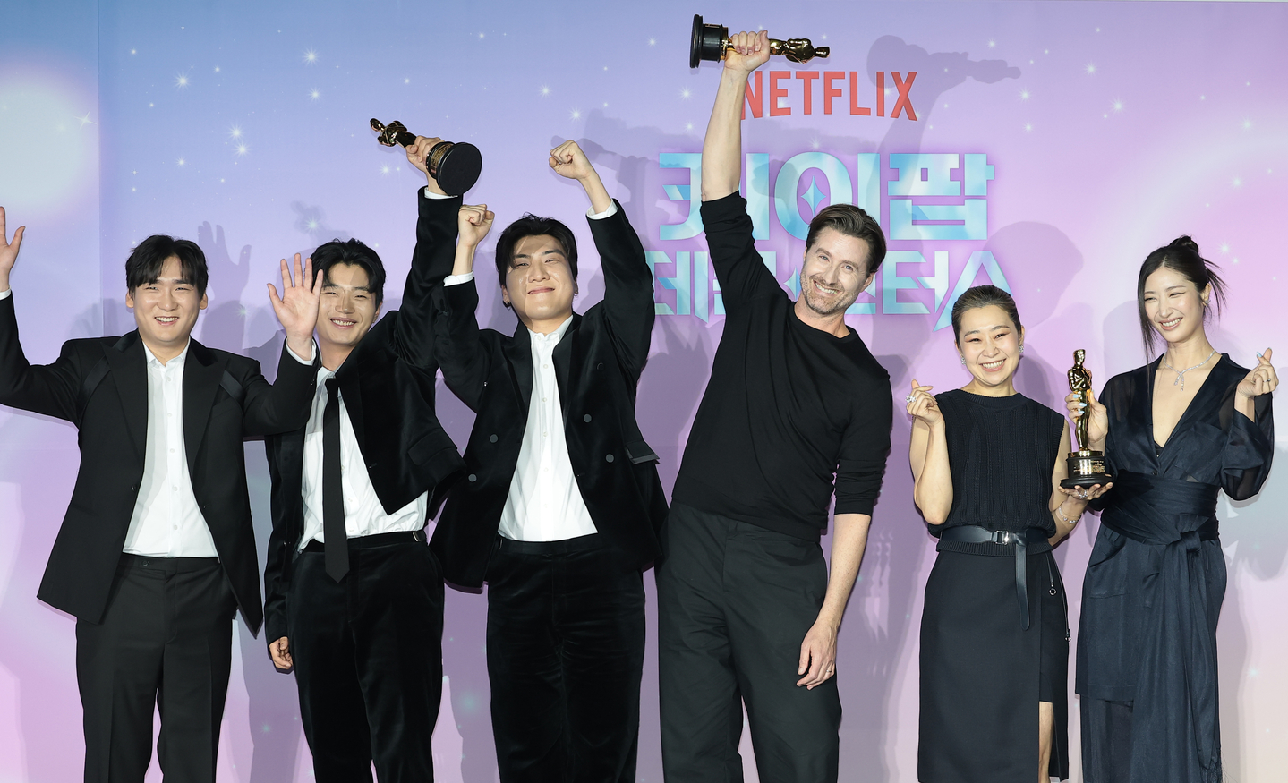 The directors and music producers behind Netflix's hit animated film ″KPop Demon Hunters″ (2025) pose with their Oscars for photos during the film's press conference in Yongsan District, central Seoul, on April 1. From left are IDO's Nam Hee-dong, Lee Yu-han and Zhun; co-directors Chris Appelhans and Maggie Kang; and singer-songwriter EJAE. [NEWS1]