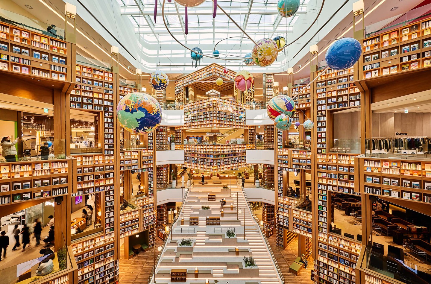 Interior view of the Starfield Library located inside Starfield Suwon [STARFIELD] 