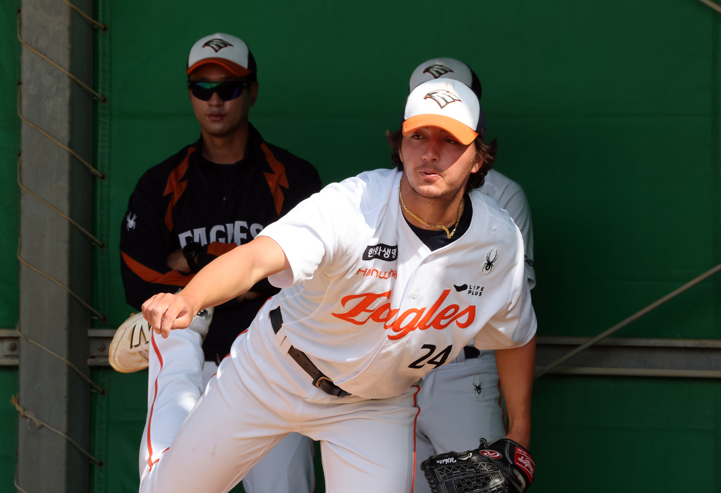 Hanwha Eagles pitcher Owen White warms up during spring training in Okinawa, Japan, on March 4. [YONHAP] 
