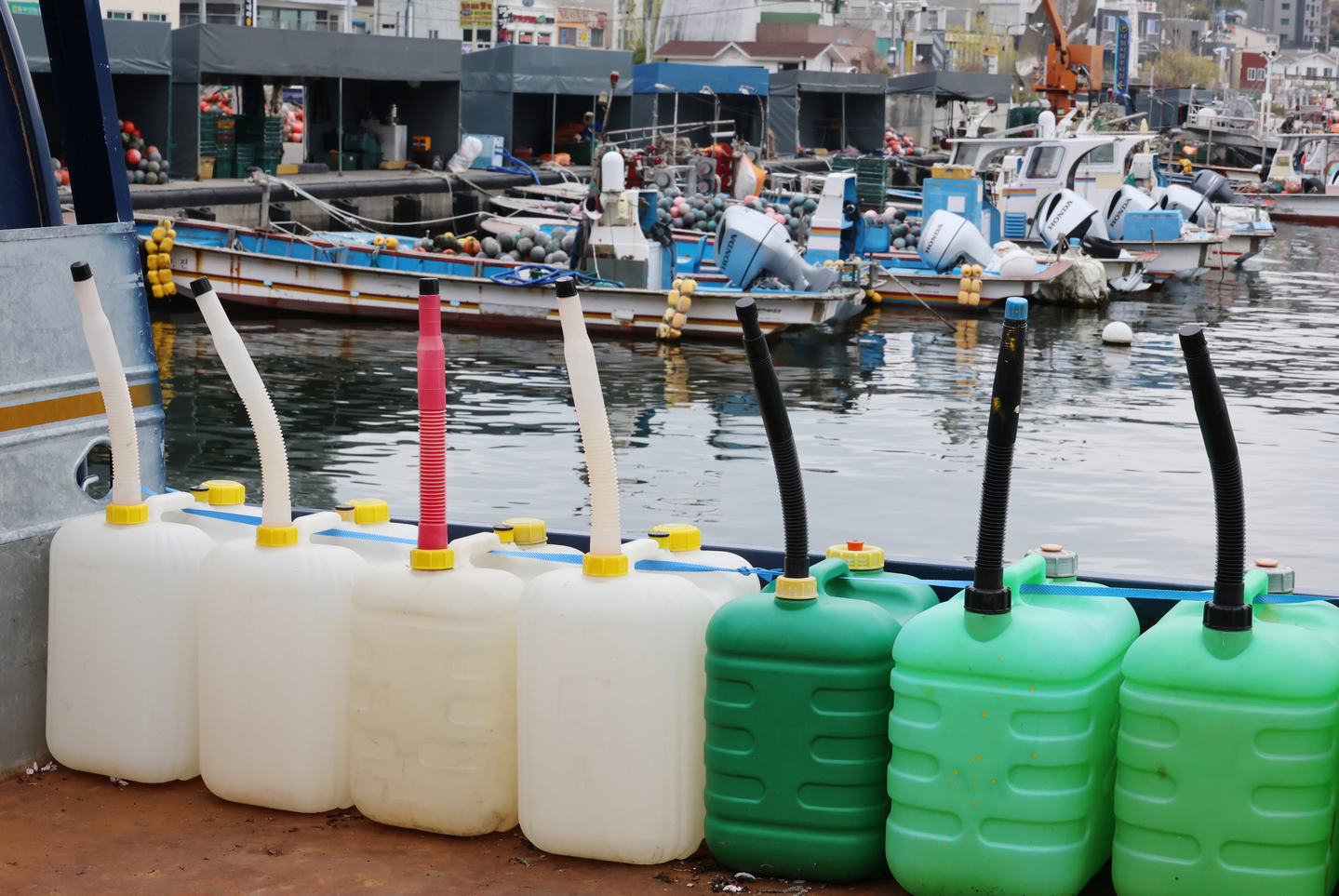 Oil containers are lined up on a fisher’s truck at Daebyeon Port in Gijang County, Busan, a major source of anchovies and seaweed, on April 1, the first day higher tax-free fuel prices took effect. [YONHAP]