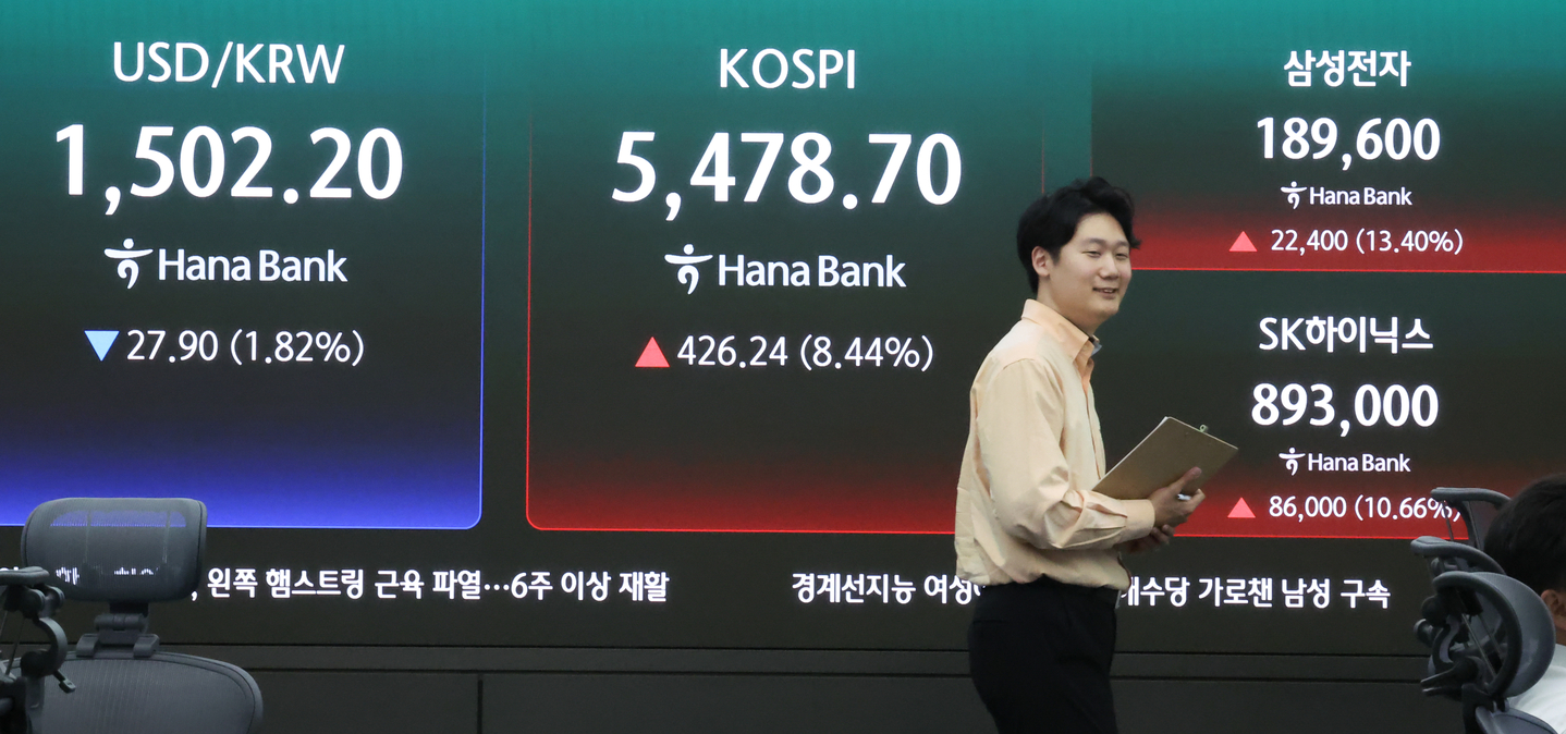 Electronic display boards show Korea's financial market at Hana Bank's trading room in Jung District, central Seoul, on April 1. [NEWS1] 