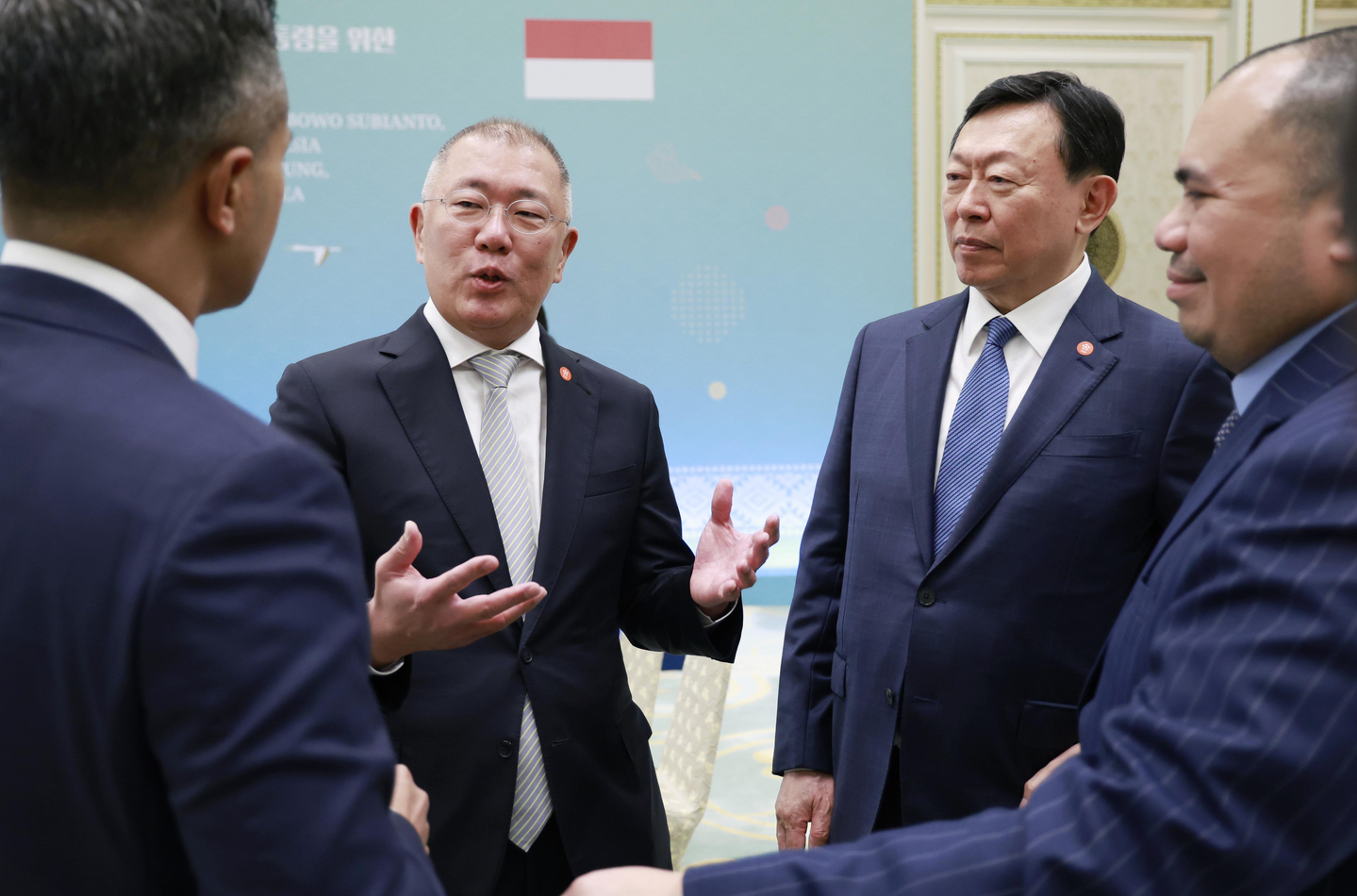 Hyundai Motor Group Executive Chair Euisun Chung, center left, and Lotte Chairman Shin Dong-bin speak with attendees at a state luncheon hosted for Indonesian President Prabowo Subianto by President Lee Jae Myung at the Blue House in central Seoul on April 1. [JOINT PRESS CORPS]