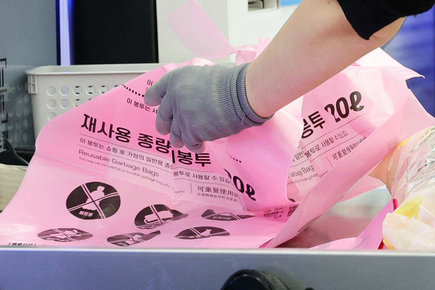 Standard plastic garbage bags are seen at a large supermarket in Seoul on March 30. [NEWS1]