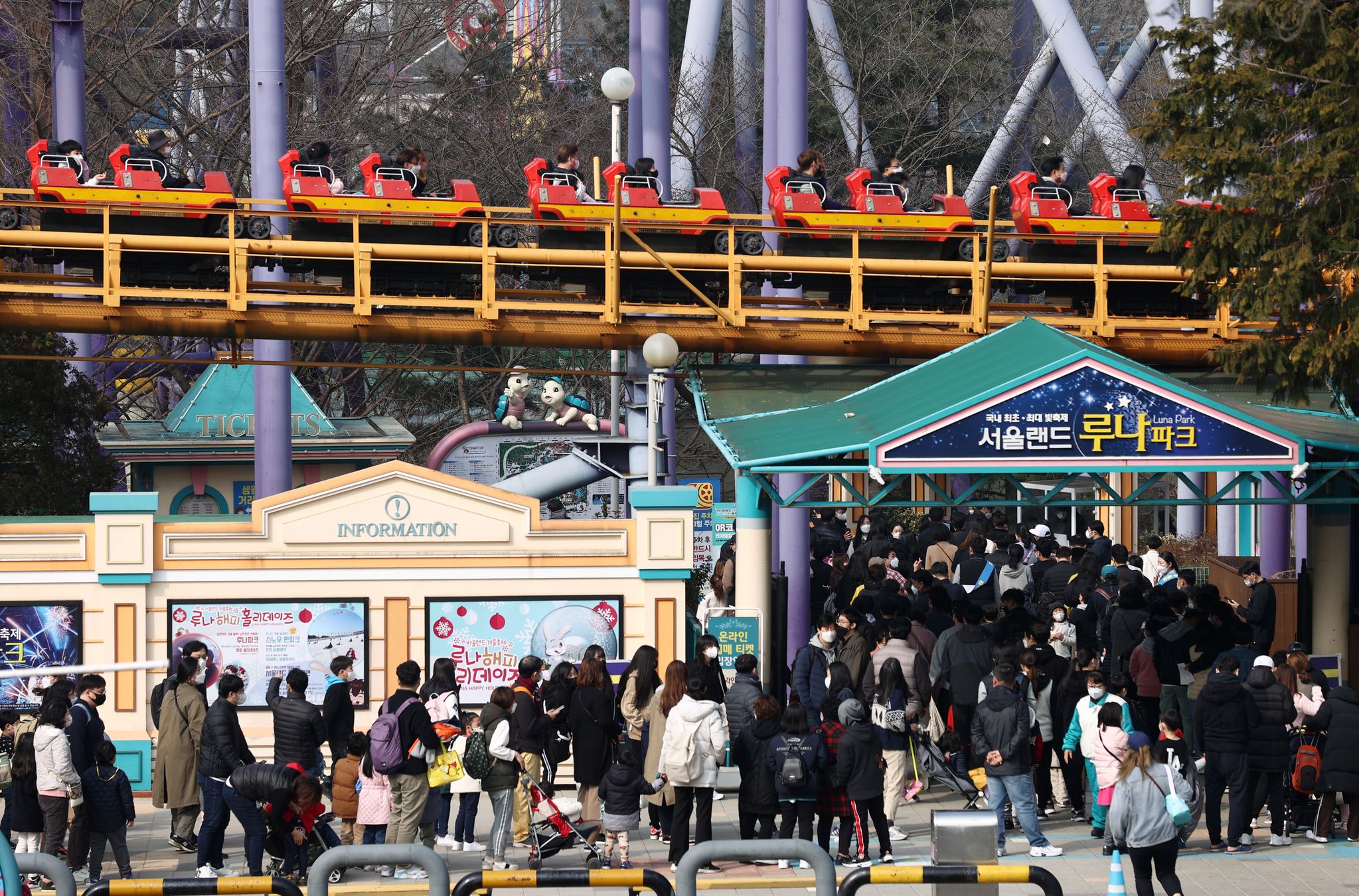Visitors flood Seoulland, a theme park in Gwacheon, Gyeonggi, on March 14, 2021. [YONHAP] 