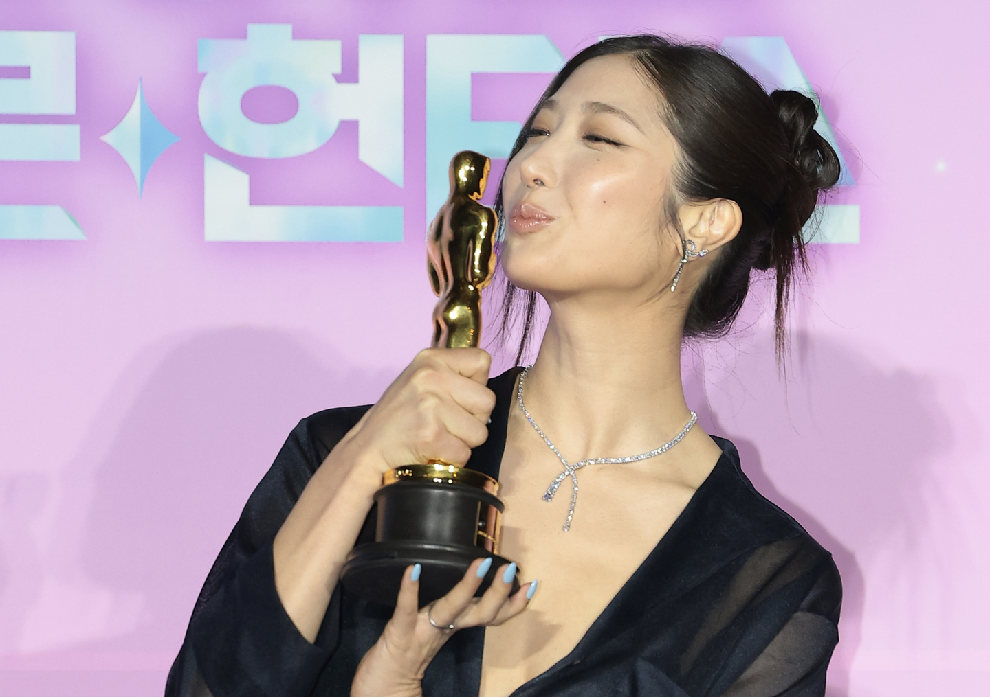Singer-songwriter EJAE from Netflix's hit animated film ″KPop Demon Hunters″ (2025) poses with her Oscar trophy for photos during the film's press conference in Yongsan District, central Seoul, on April 1. [NEWS1]