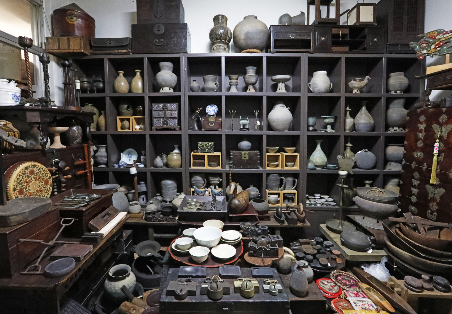 Antiques are displayed at Yesarang in Building 6 of Dapsimni Antique Shopping Mall on March 11. [PARK SANG-MOON]