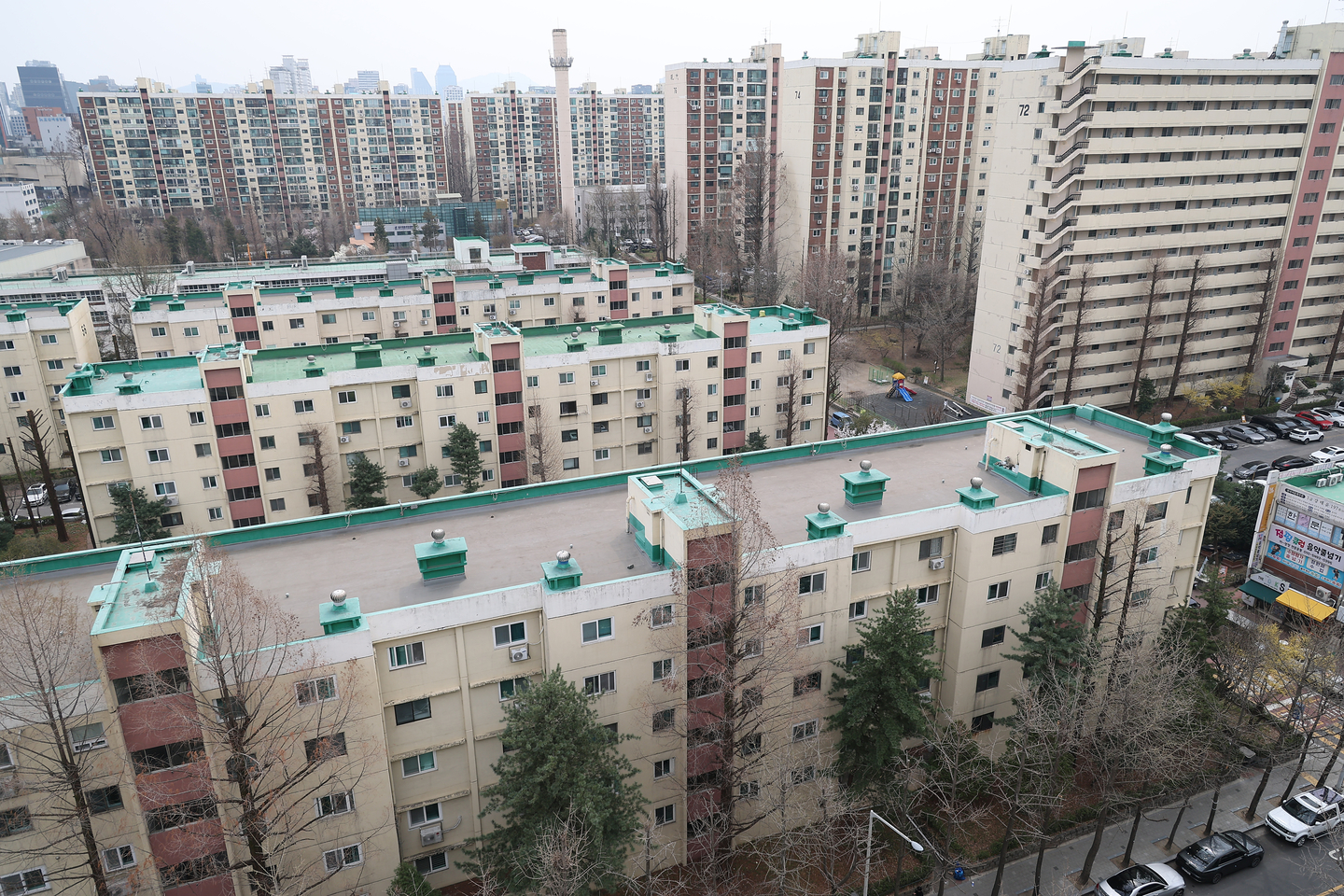Apartments are seen in Gangnam Distrcit, southern Seoul, on March 29. [YONHAP]