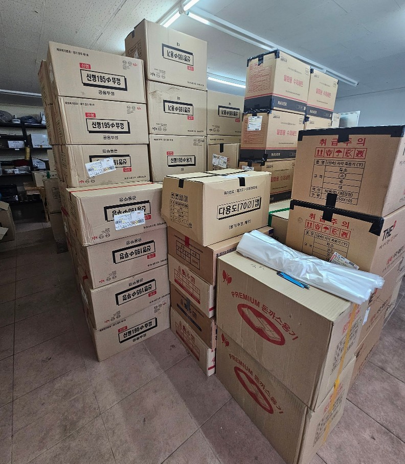 Boxes of delivery containers are piled up at a shop owned by a small business owner in this photo uploaded to an online forum [SCREEN CAPTURE]