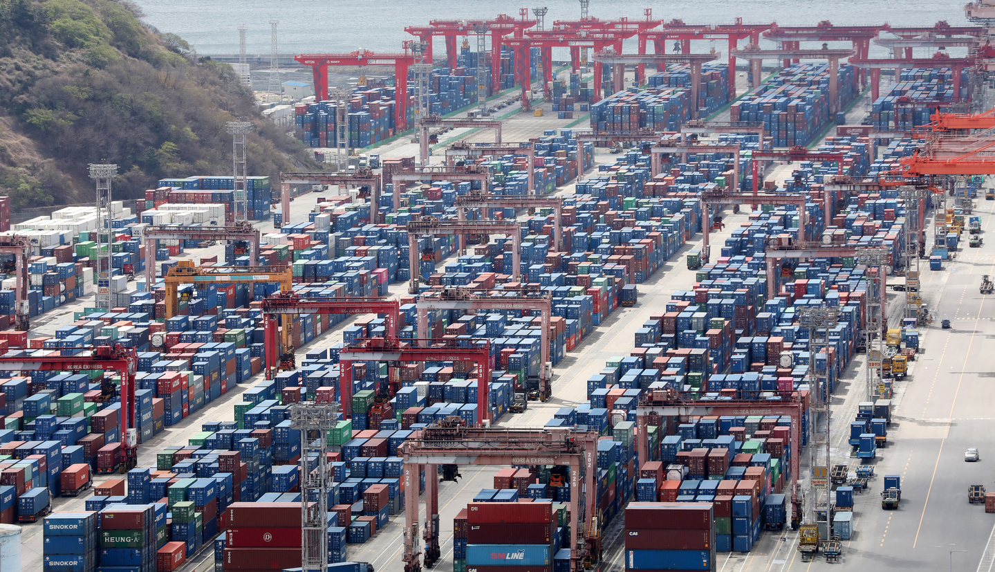 Containers ready for export are seen piled up at a port in Busan on March 31. [NEWS1]