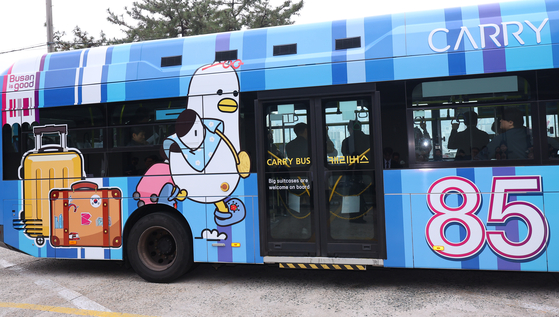 A sign showing that large suitcases are allowed on city buses is seen on a bus in Yeongdo District, Busan, on April 1. [YONHAP] 