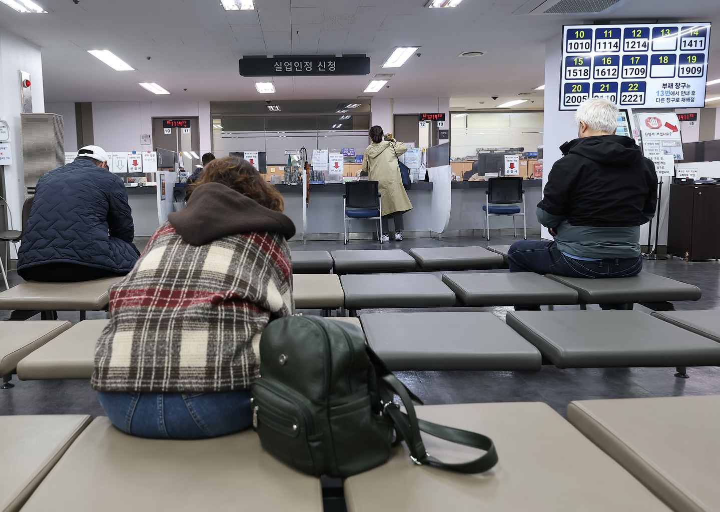 According to the “February 2026 Employment Trends” report released by the Ministry of Data and Statistics (formerly Statistics Korea) on March 18, the youth unemployment rate reached its highest level in five years. Job seekers wait to file unemployment recognition applications at the Seoul Western Employment Welfare Plus Center in Mapo District, Seoul, on the same day. [YONHAP]