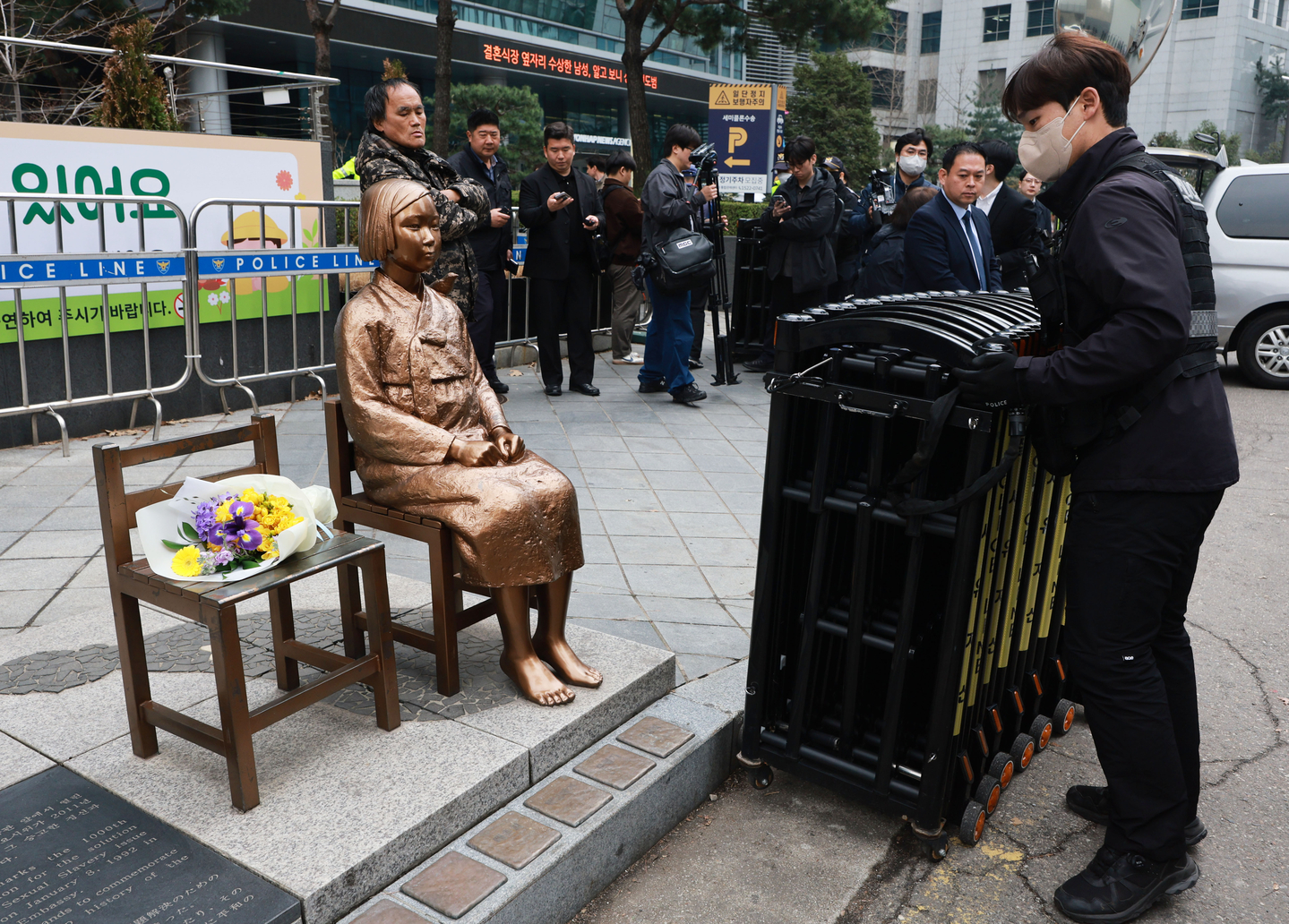 Police officers remove the barricade surrounding the statue symbolizing the victims of Japan's wartime sexual slavery in central Seoul on April 1. [YONHAP]