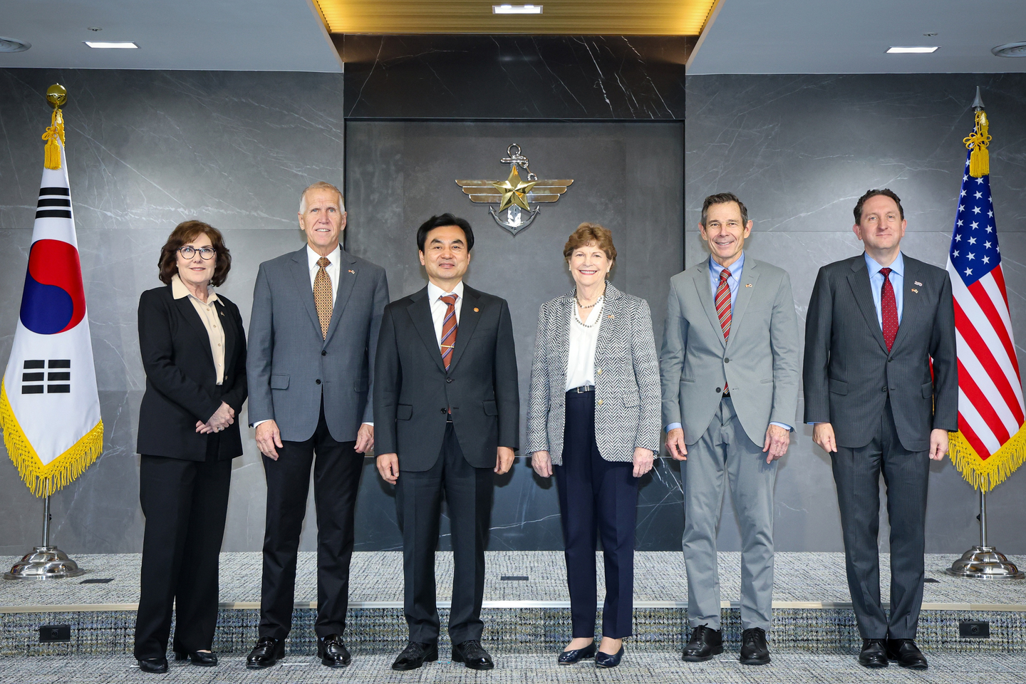 Defense Minister Ahn Gyu-back, third from left, poses for a group photo with a delegation of U.S. Senate lawmakers visiting Korea and James Heller, right, the charge d'affairs ad interim, at the U.S. Embassy in Seoul on April 2. [MINISTRY OF NATIONAL DEFENSE] 