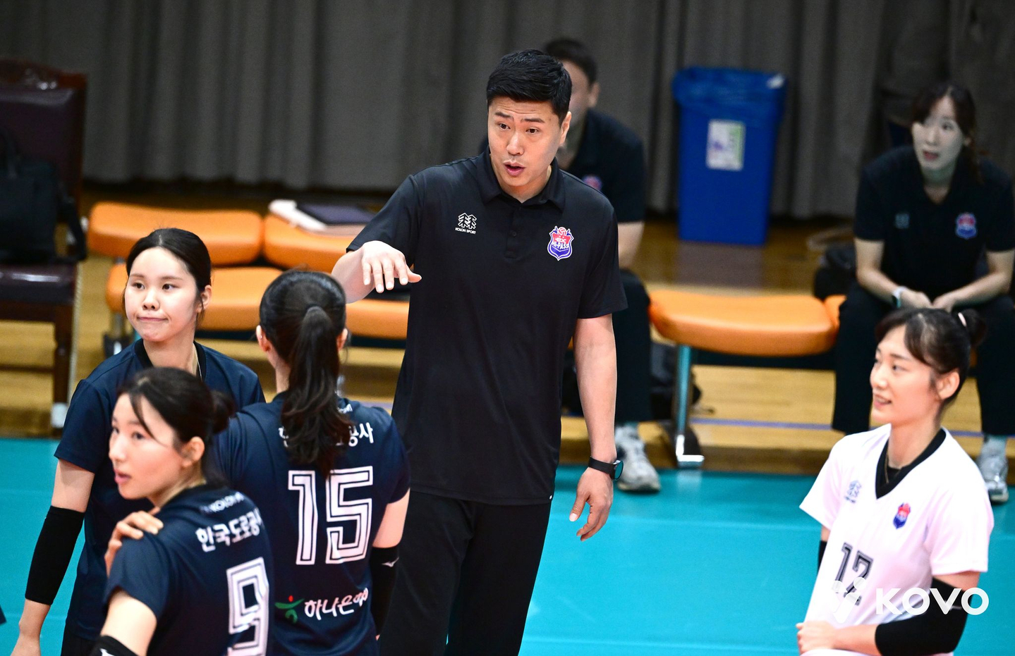 Coach Kim Young-rae, center, serves as acting head coach in the absence of Kim Jong-min. [KOREA VOLLEYBALL FEDERATION]